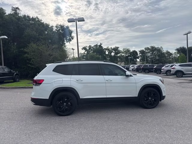 2022 Pure White Volkswagen Atlas 3.6L V6 SE w/Technology FWD SUV