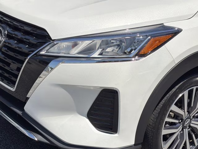 2022 Aspen White Tricoat Nissan Kicks SV FWD SUV