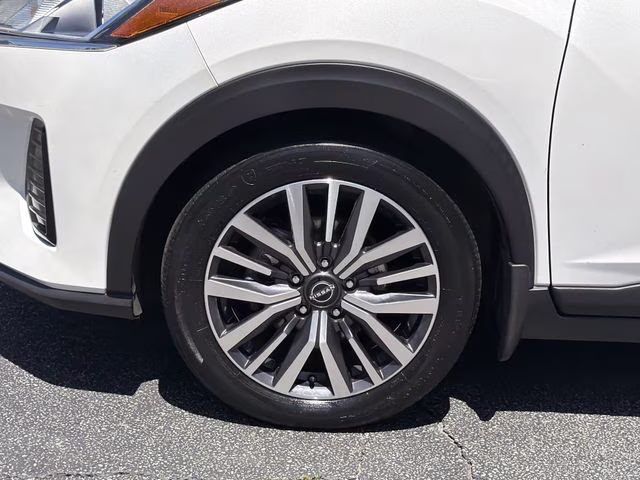 2022 Aspen White Tricoat Nissan Kicks SV FWD SUV