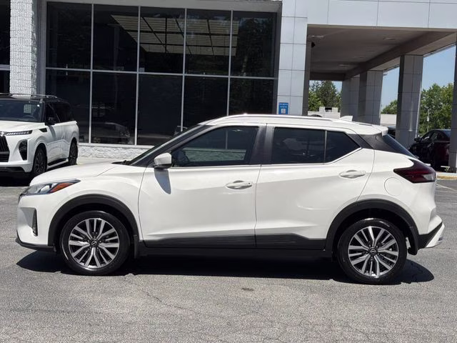 2022 Aspen White Tricoat Nissan Kicks SV FWD SUV