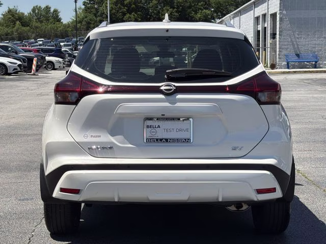 2022 Aspen White Tricoat Nissan Kicks SV FWD SUV
