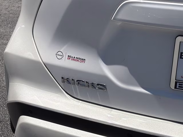 2022 Aspen White Tricoat Nissan Kicks SV FWD SUV