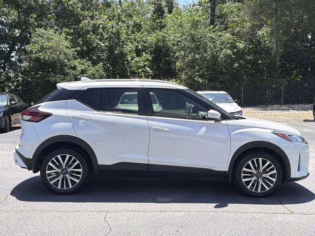 2022 Aspen White Tricoat Nissan Kicks SV FWD SUV