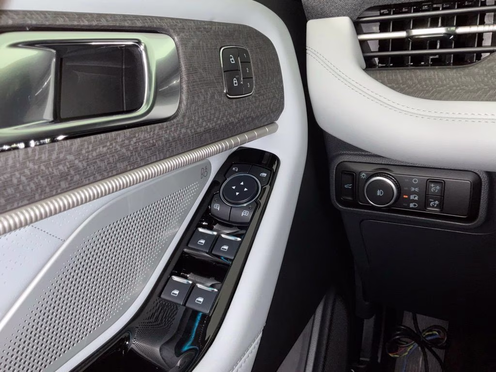 2026 White Metallic Ford Explorer Platinum 4X4 SUV