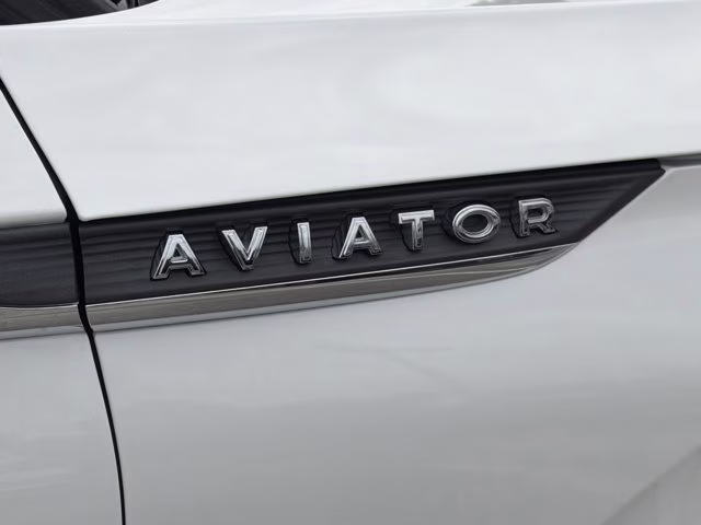 2022 White Metallic Lincoln Aviator Reserve RWD SUV