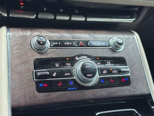 2022 White Metallic Lincoln Aviator Reserve RWD SUV