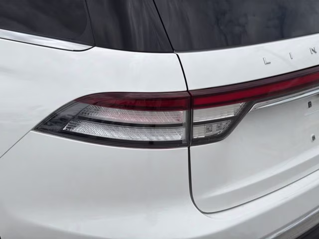 2022 White Metallic Lincoln Aviator Reserve RWD SUV
