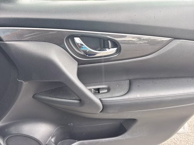 2019 Brilliant Silver Metallic Nissan Rogue SV FWD SUV