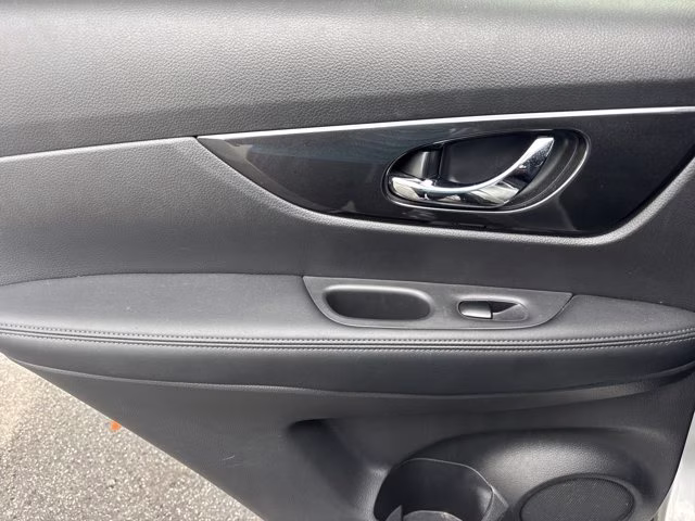 2019 Brilliant Silver Metallic Nissan Rogue SV FWD SUV