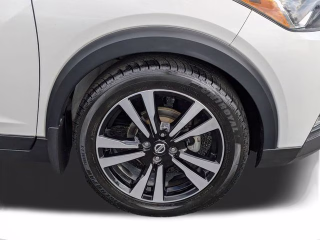 2020 Aspen White/Super Black Nissan Kicks SR FWD SUV