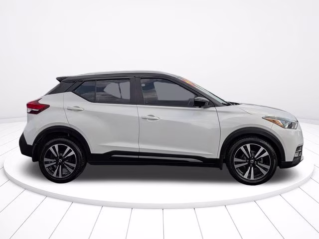 2020 Aspen White/Super Black Nissan Kicks SR FWD SUV