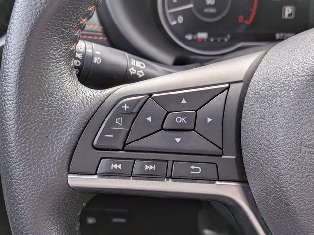 2020 Aspen White/Super Black Nissan Kicks SR FWD SUV