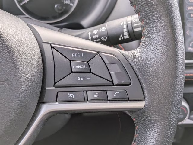 2020 Aspen White/Super Black Nissan Kicks SR FWD SUV