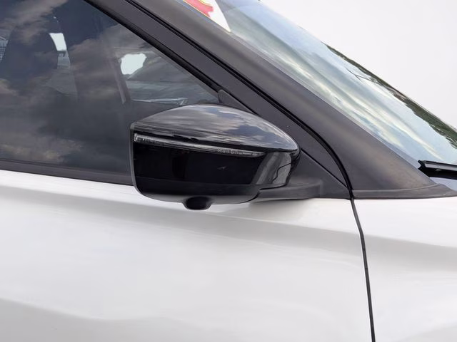 2020 Aspen White/Super Black Nissan Kicks SR FWD SUV