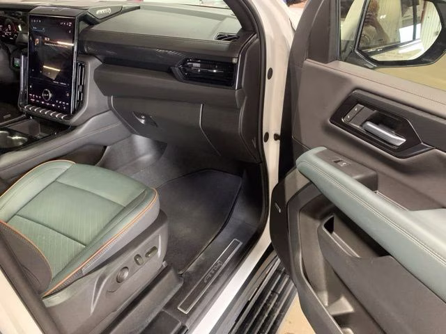 2025 White GMC Yukon AT4 4X4 SUV