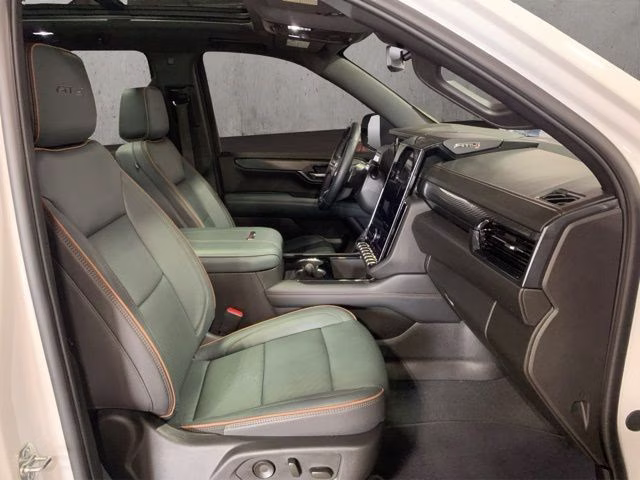 2025 White GMC Yukon AT4 4X4 SUV