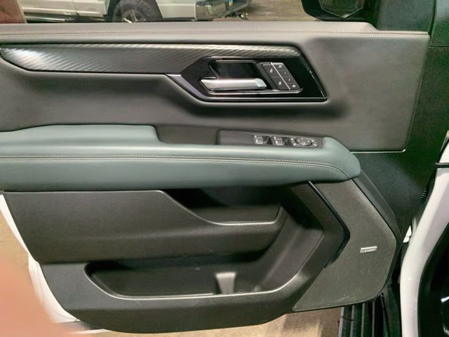 2025 White GMC Yukon AT4 4X4 SUV