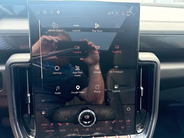 2025 White GMC Yukon AT4 4X4 SUV