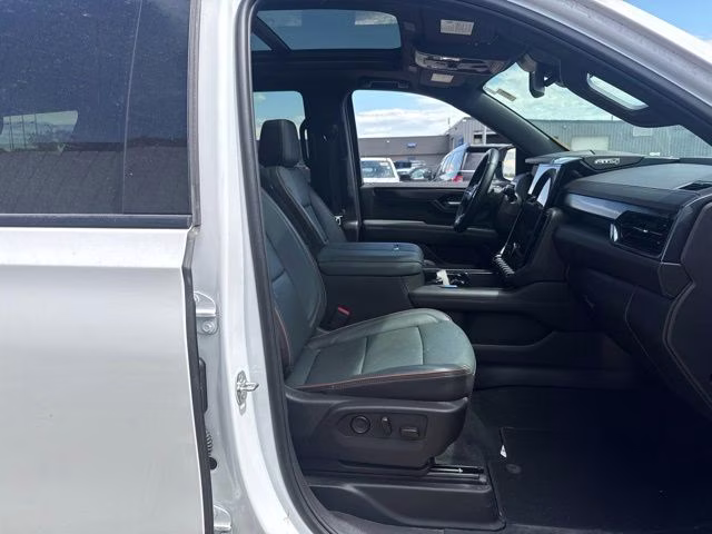 2025 White GMC Yukon AT4 4X4 SUV