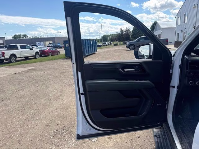 2025 White GMC Yukon AT4 4X4 SUV