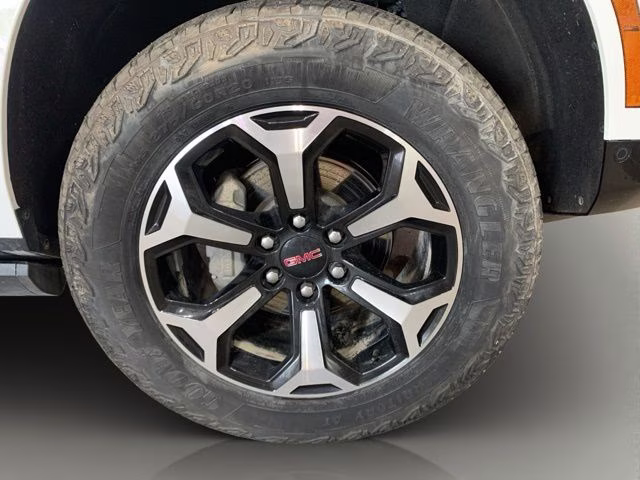 2025 White GMC Yukon AT4 4X4 SUV