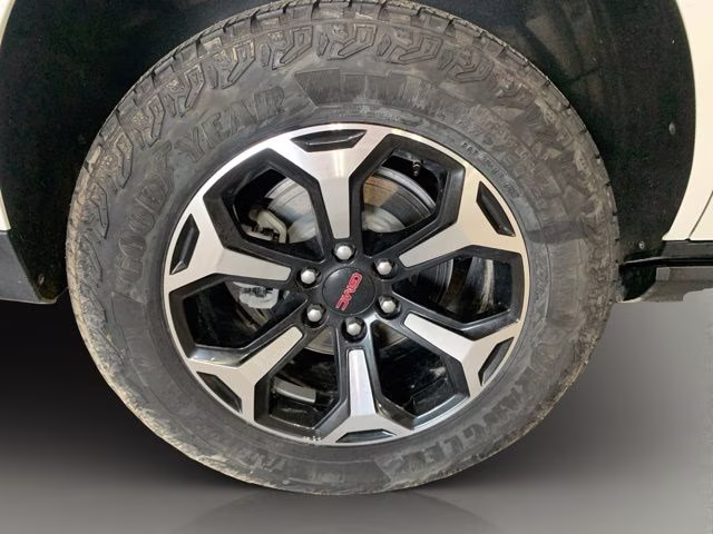 2025 White GMC Yukon AT4 4X4 SUV