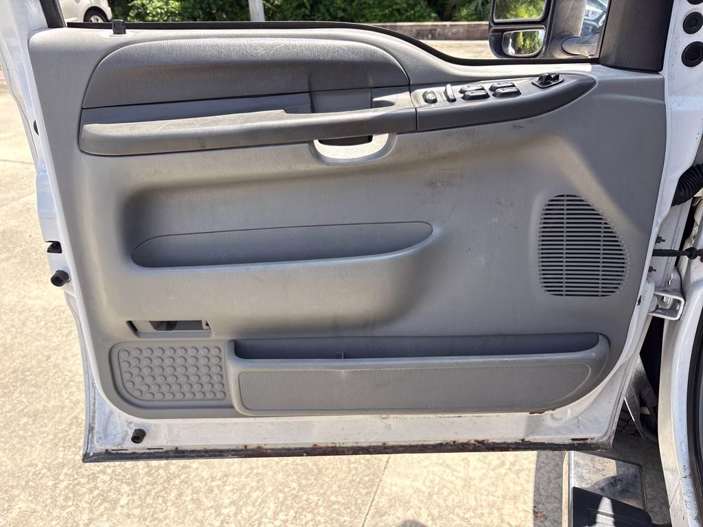 2004 Oxford White Clearcoat Ford Super Duty F-550 DRW XL 4X4 Chassis