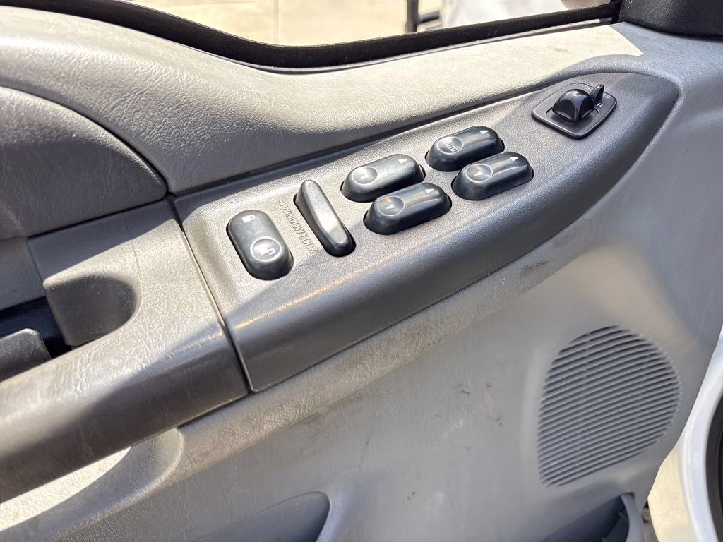 2004 Oxford White Clearcoat Ford Super Duty F-550 DRW XL 4X4 Chassis