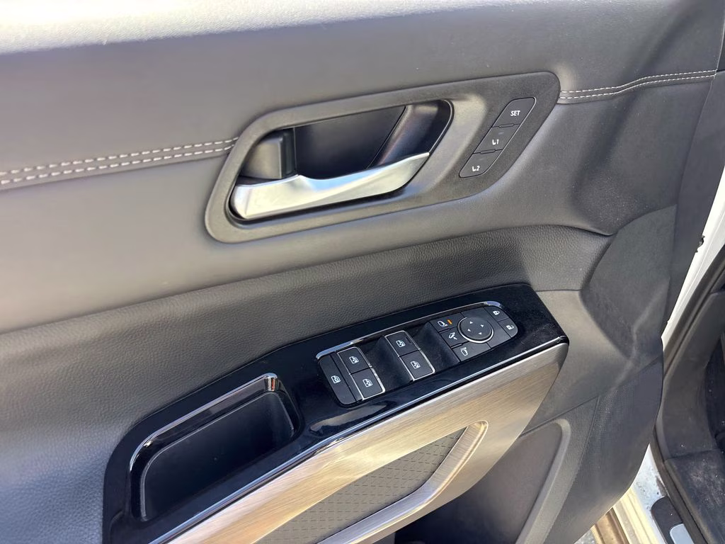2024 Pearl White Tricoat Nissan Pathfinder Platinum FWD SUV