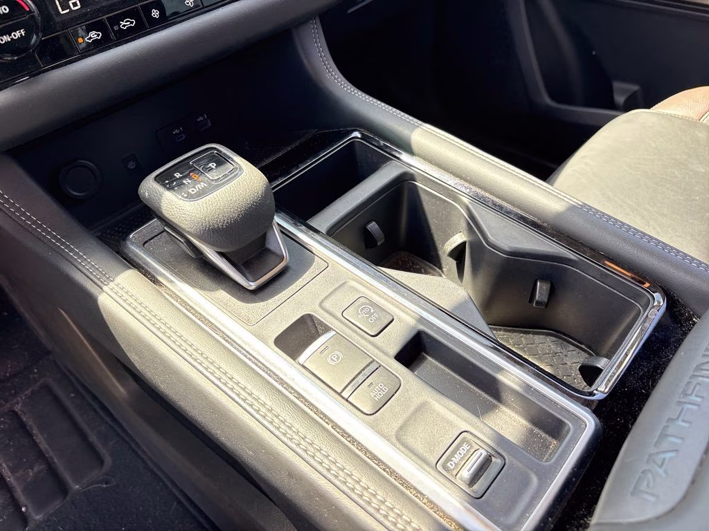 2024 Pearl White Tricoat Nissan Pathfinder Platinum FWD SUV