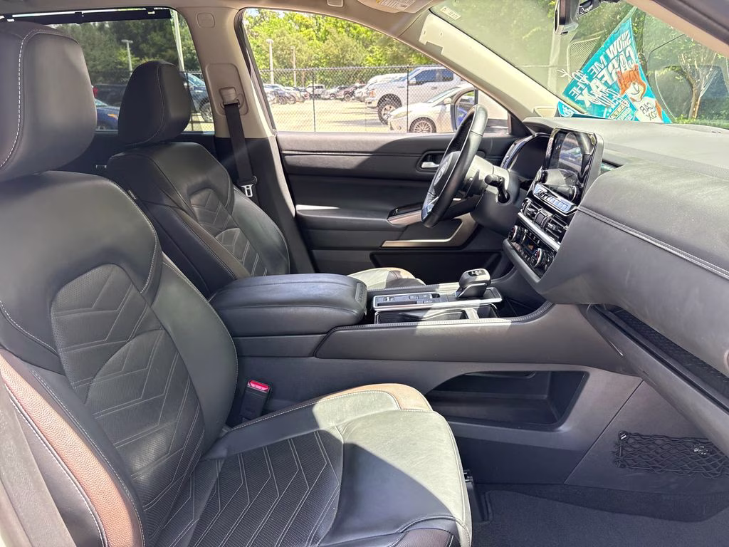 2024 Pearl White Tricoat Nissan Pathfinder Platinum FWD SUV
