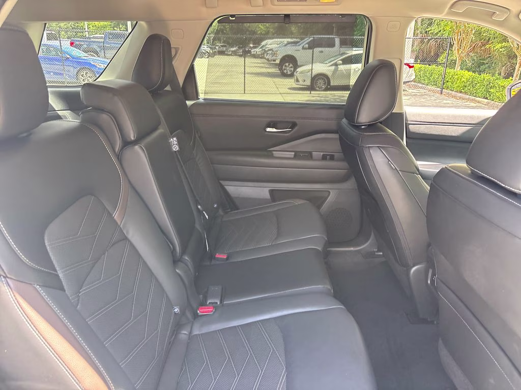 2024 Pearl White Tricoat Nissan Pathfinder Platinum FWD SUV