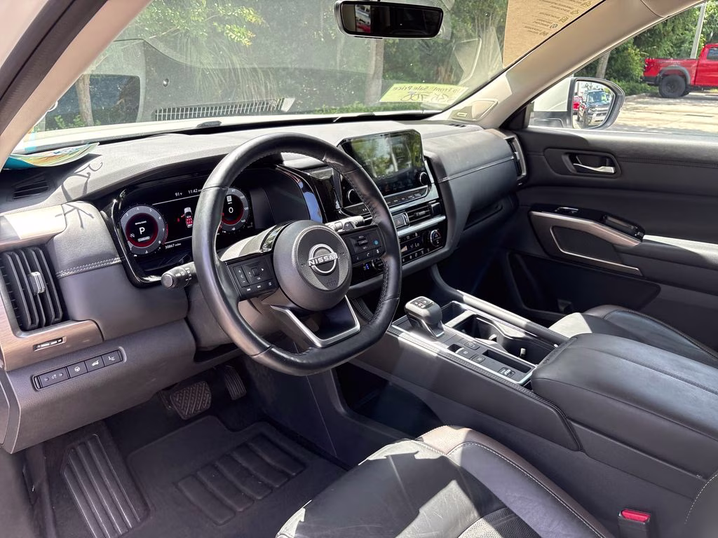 2024 Pearl White Tricoat Nissan Pathfinder Platinum FWD SUV