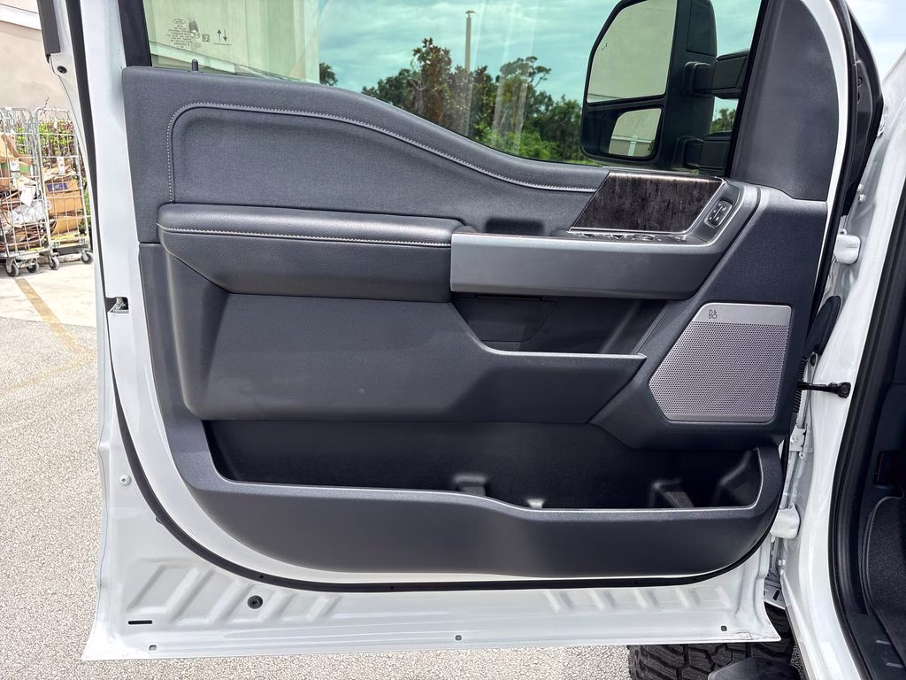 2024 Star White Metallic Tri-Coat Ford Super Duty F-350 SRW Lariat 4X4 Truck