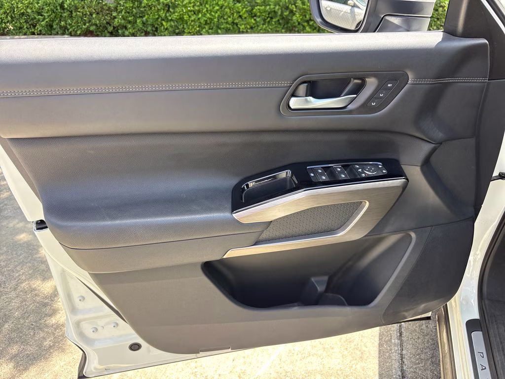 2024 Pearl White Tricoat Nissan Pathfinder Platinum FWD SUV
