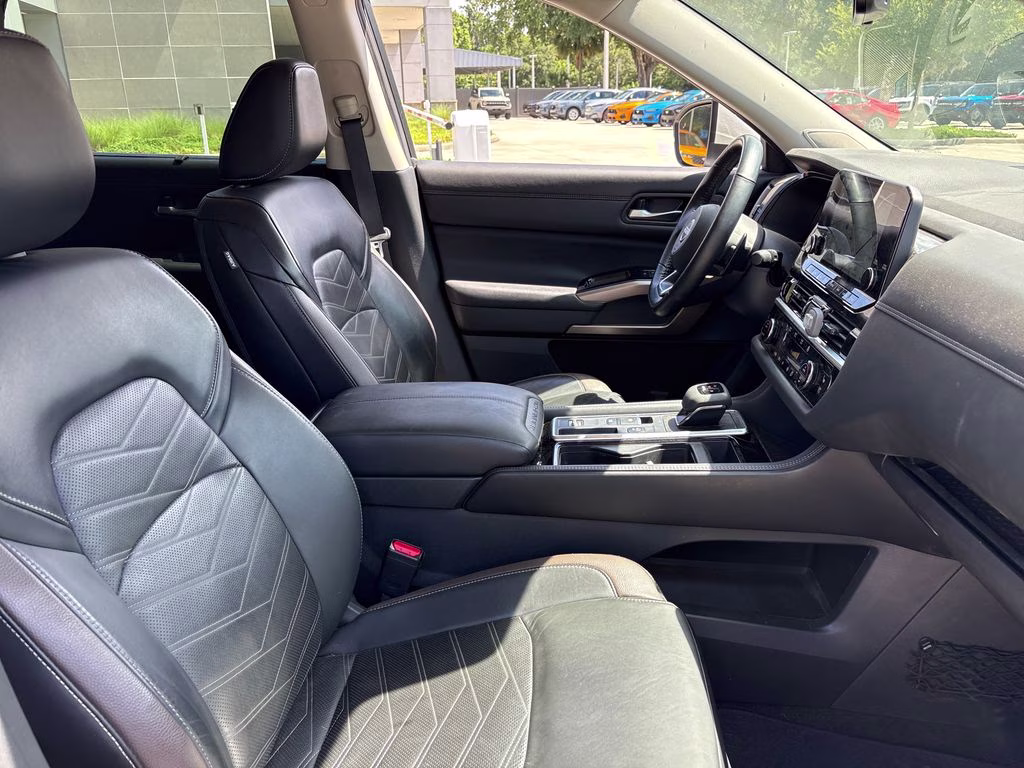 2024 Pearl White Tricoat Nissan Pathfinder Platinum FWD SUV