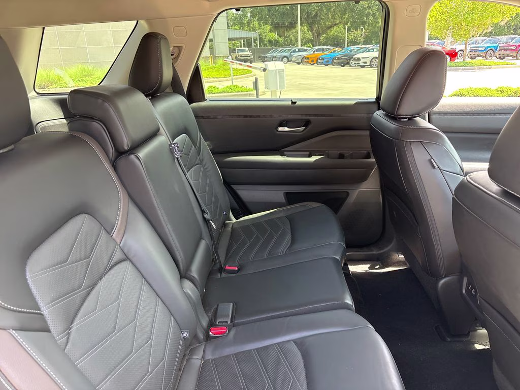 2024 Pearl White Tricoat Nissan Pathfinder Platinum FWD SUV