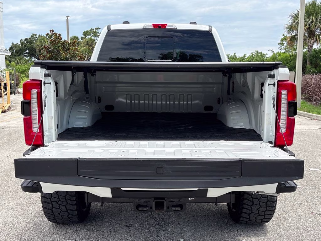 2024 Star White Metallic Tri-Coat Ford Super Duty F-350 SRW Lariat 4X4 Truck