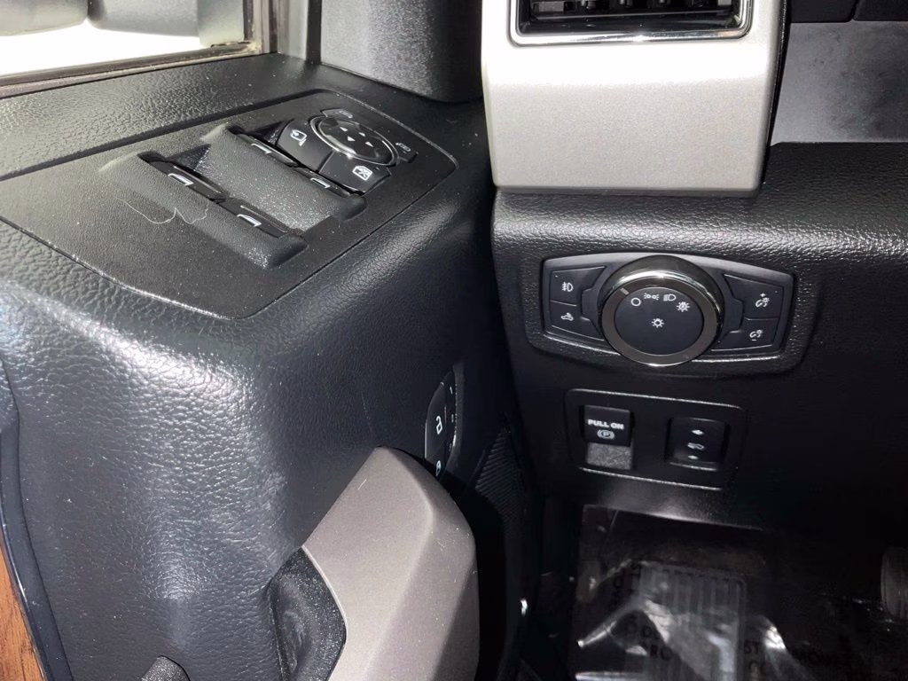 2020 Oxford White Ford F-150 Lariat 4X4 Truck