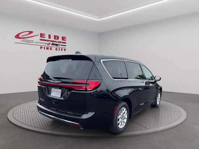 2023 Brilliant Black Crystal Pearlcoat Chrysler Pacifica Touring L FWD Van