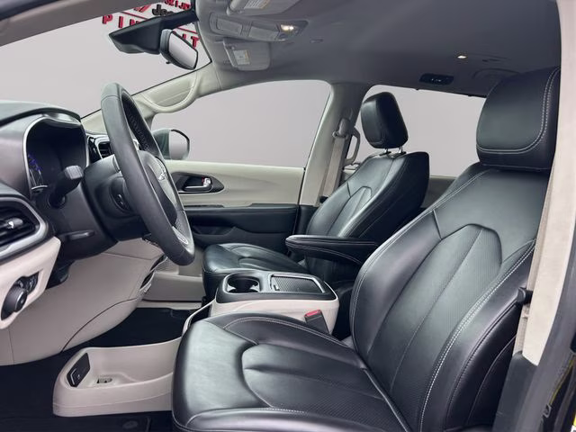 2023 Brilliant Black Crystal Pearlcoat Chrysler Pacifica Touring L FWD Van