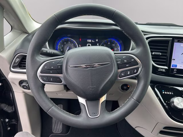 2023 Brilliant Black Crystal Pearlcoat Chrysler Pacifica Touring L FWD Van