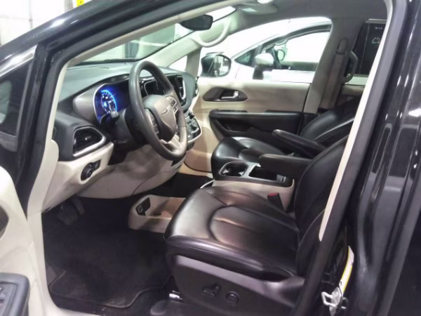 2023 Brilliant Black Crystal Pearlcoat Chrysler Pacifica Touring L FWD Van