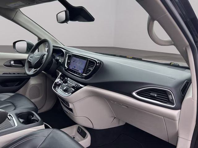 2023 Brilliant Black Crystal Pearlcoat Chrysler Pacifica Touring L FWD Van
