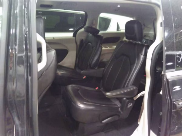 2023 Brilliant Black Crystal Pearlcoat Chrysler Pacifica Touring L FWD Van