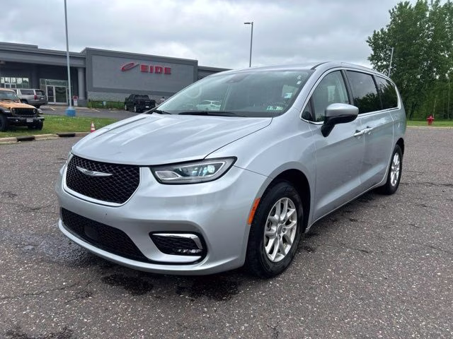 2023 Chrysler Pacifica Touring L's photo