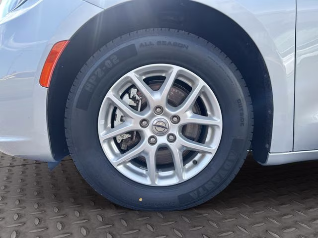 2023 Silver Mist Clearcoat Chrysler Pacifica Touring L FWD Van