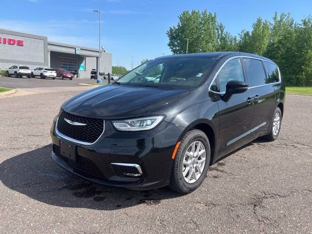 2023 Chrysler Pacifica Touring L's photo