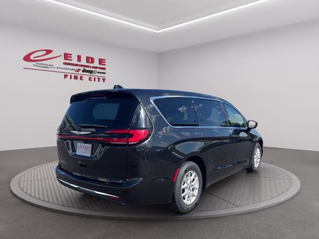 2023 Brilliant Black Crystal Pearlcoat Chrysler Pacifica Touring L FWD Van