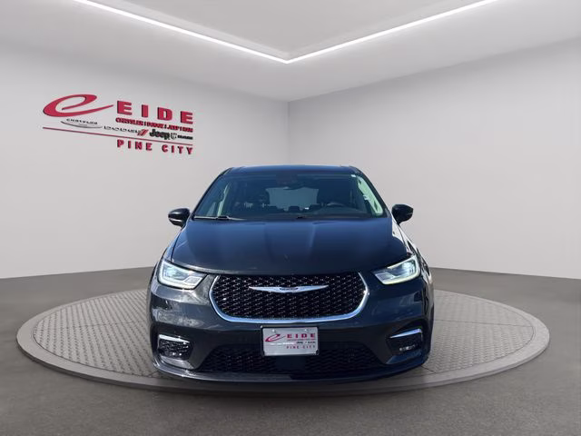 2023 Brilliant Black Crystal Pearlcoat Chrysler Pacifica Touring L FWD Van